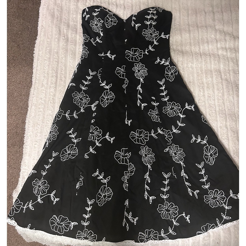 WHITE HOUSE BLACK MARKET BLACK EMBROIDERED FLORAL STRAPLESS DRESS SIZE 4